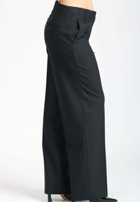 Pantaloni a gamba larga in tessuto nero, dotati di vita sartoriale, tasche laterali e una texture liscia, progettati per un aspetto strutturato.