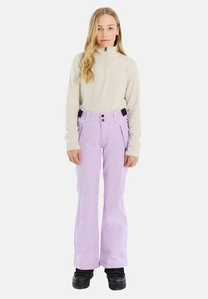 Pantaloni da sci viola chiaro con design svasato, dotati di una vita alta, cerniere sulle tasche e accessori neri a contrasto.