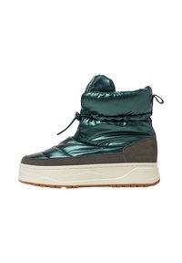 Botine puffer verzi reflective, cu un panou texturat din suede gri, talpă intermediară albă și talpă din cauciuc. Prezintă un snur elastic pentru o fixare sigură.