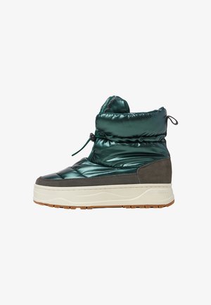 Botas acolchadas verdes reflectantes con un panel de ante gris texturizado, entresuela blanca y suela de goma. Cuenta con un cordón elástico para un ajuste seguro.