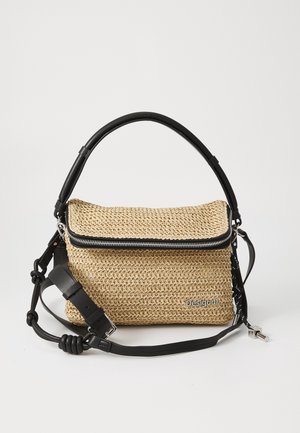 Bolso de hombro tejido beige con asas de cuero negro, cremallera plateada, correa ajustable y pequeño logo "Desigual" en la parte delantera.