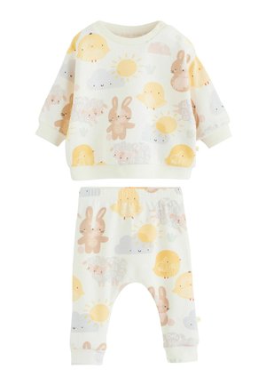 Conjunto de bebé de dos piezas que incluye una camiseta blanca con estampado de animales amarillos y pantalones a juego con cintura elástica, ambos con textura suave.