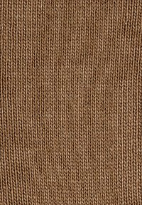 Brązowa dzianina z delikatnym, teksturowanym wzorem. Włókna są ściśle tkane, co nadaje miękki i ciepły wygląd.