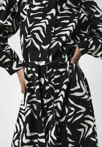 Object OBJEMIRA TILDA - Abito a camicia - black
