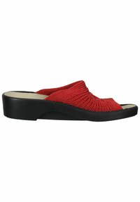 Sandal en tricot rouge avec un bout ouvert, semelle intérieure rembourrée et une semelle compensée noire pour hauteur et soutien.