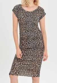 Šaty s leopardím potiskem, přiléhavého střihu, krátkými cap sleeve rukávy, kulatým výstřihem a lehkým, elastickým materiálem.