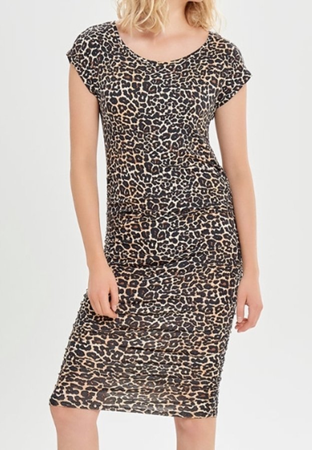 Šaty s leopardím potiskem, přiléhavého střihu, krátkými cap sleeve rukávy, kulatým výstřihem a lehkým, elastickým materiálem.