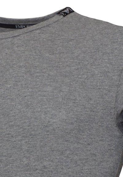 Tricou gri cu mânecă scurtă, realizat dintr-un material moale din bumbac, cu un guler clasic de tip crew și un model texturat subtil. Eticheta Emporio Armani este vizibilă.