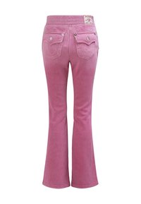 Różowe dzwony dżinsowe z profilowanym pasem, podwójnymi kieszeniami z tyłu oraz ozdobnym przeszyciem. Posiadają metaliczne akcenty na kieszeniach.