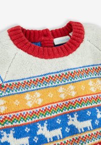 Pulover tricotat cu guler roșu cu dungi. Prezintă un design multicolor cu modele de reni, fulgi de zăpadă și dungi orizontale pe un fond crem.