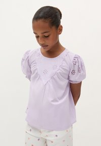 Lavendelfarbenes Kurzarm-Bluse mit gesticktem Blumenmuster an der Passe und Puffärmeln; glatte Textur und lässige Passform.