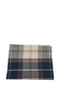 Gevouwen wollen sjaal met een blauw, grijs, beige en bruin geruite patroon op een witte achtergrond.