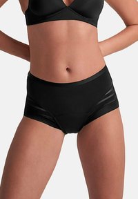 Zwarte high-waisted slipjes met een soepele textuur, elastische tailleband en doorzichtige zijpanelen voor extra ontwerpdetails.