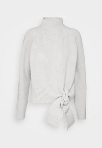 Ljusgrå stickad tröja med hög hals, långa raglanärmar, en knuten detalj vid midjan och ribbad struktur vid muddarna och fållen.