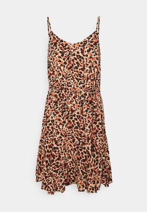 Robe sans manches en imprimé léopard avec des fines bretelles, des boutons sur le devant et une ceinture à la taille, présentant des taches marron, beige, orange et noires.