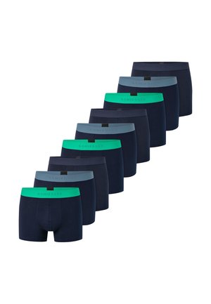 Neun marineblaue Boxershorts, angeordnet in einem gestuften Muster mit abwechselnd grünen und hellblauen Taillenbändern, beschriftet mit "SCHIESSER."