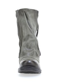 Bota de tobillo de cuero gris con un diseño arrugado, punta redonda y suela de goma. Presenta detalles cosidos y un brillo sutil.