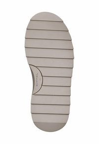 Semelle de chaussure en beige clair avec des stries horizontales et un bout arrondi. Présente une rainure avec un logo et une empreinte de taille à l'intérieur du design.