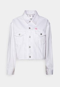 Valkoinen lyhyt denim-takki, jossa on kaksi rintataskua, hopeanväriset napit ja vaaleanpunainen logo vasemmalla puolella. Reikäinen helma ja napilliset hihansuut.