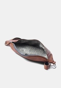 Borsa in pelle marrone con chiusura a zip e un esterno testurizzato. L'interno presenta una fodera motivo con stelle blu e grigie.