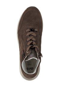 Sneaker in suede marrone con chiusure a lacci e zip, colletto imbottito e suola in gomma bianca. Presenta una parte superiore testurizzata e dettagli del logo.