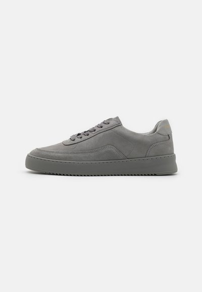 Baskets en cuir gris avec une finition lisse, dotées de lacets ton sur ton, d'une semelle en caoutchouc et de détails de couture subtils.