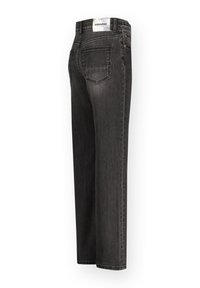 Jeans in denim grigio scuro con gamba dritta, vita media e tasche posteriori. Presentano cuciture sottili e un'etichetta logo sulla vita.