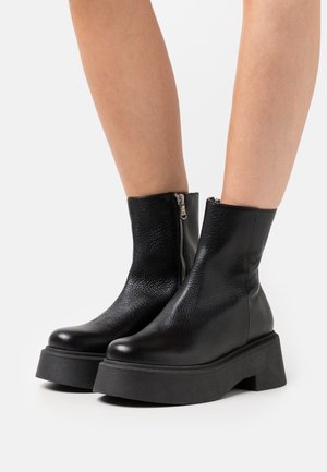 Patrizia Pepe, Bottines à plateau - black