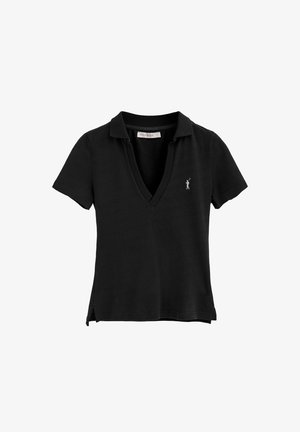 Sort polo-shirt med V-hals, korte ærmer og et kontrastlogo på venstre bryst. Fremstillet af blødt bomuldsstof med sideslids.