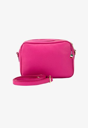 Klein rechthoekig felroze leren crossbody tasje met een afneembare strap en een ritssluiting met een Italiaanse vlag charm.