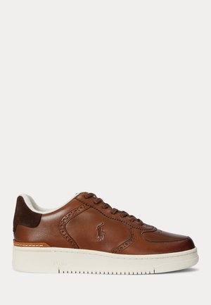 Polo Ralph Lauren MASTERS COURT BURNISHED LEATHER SNEAKER UNISEX - Matalavartiset tennarit - brown