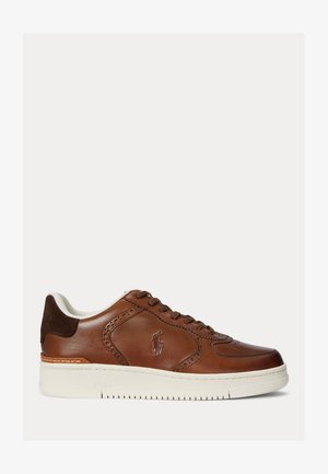 Polo Ralph Lauren MASTERS COURT BURNISHED LEATHER SNEAKER UNISEX - Matalavartiset tennarit - brown