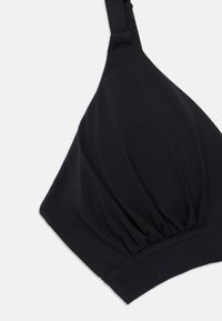 Μαύρο μαλακό ύφασμα κύπελλο σουτιέν με ρυθμιζόμενο ιμάντα και ελαστική υποδοχή κάτω, σε λευκό φόντο.