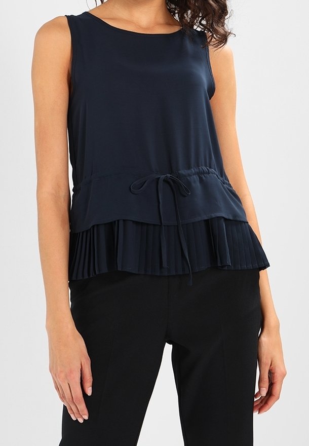Marinblå ärmlös topp med plisserad nederkant och knytband i midjan. Tillverkad av ett mjukt tyg, har rund halsringning och en avslappnad passform.