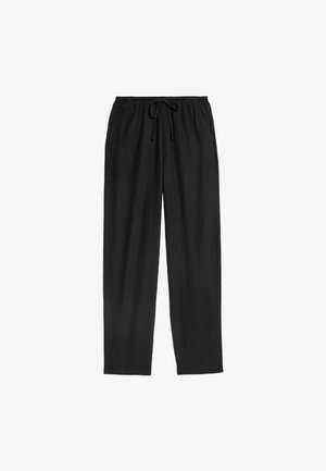 Pantalones negros, holgados, con una cintura elástica y cordón ajustable. Tela suave sin patrones o acentos visibles.
