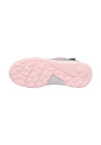 Semelle de chaussure en caoutchouc rose avec des motifs de grip texturés, des accents gris, et une étiquette indiquant un matériel GORE-TEX pour l'imperméabilité.