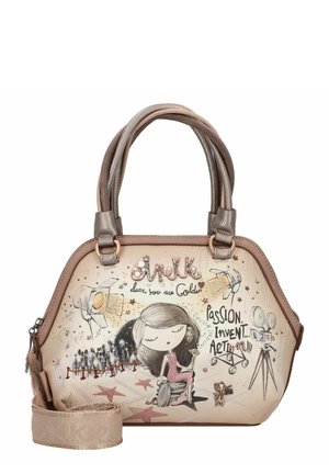 Handtasche mit Satinfinish in sanftem Beige. Verfügt über zwei Griffe, einen abnehmbaren Schulterriemen und dekorative Drucke mit filmbezogenen Motiven und Text.