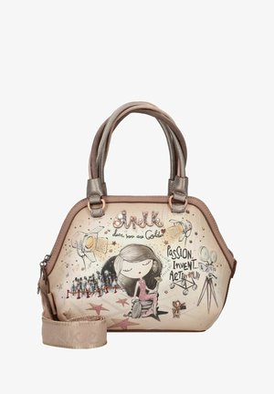 Handtasche mit Satinfinish in sanftem Beige. Verfügt über zwei Griffe, einen abnehmbaren Schulterriemen und dekorative Drucke mit filmbezogenen Motiven und Text.