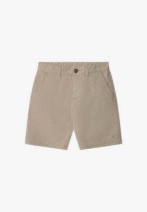 Beige Chino-Shorts mit vorderen Taschen, Gürtelschlaufen, Knopfverschluss und kleinem gesticktem Logo in der Nähe des unteren Saums am rechten Bein.