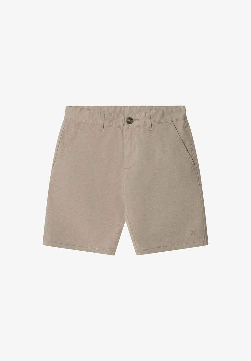 Beige Chino-Shorts mit vorderen Taschen, Gürtelschlaufen, Knopfverschluss und kleinem gesticktem Logo in der Nähe des unteren Saums am rechten Bein.