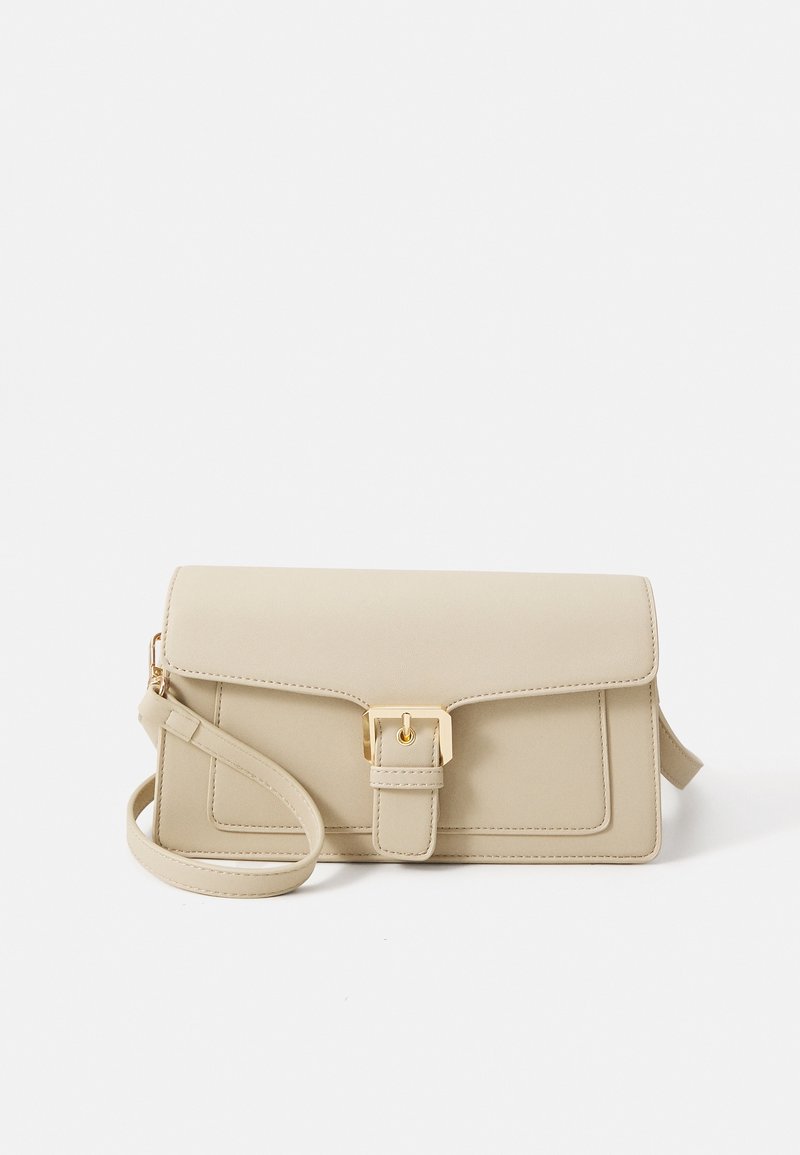 Sac bandoulière rectangulaire en cuir beige avec rabat avant, boucle couleur or et sangle réglable sur fond blanc.