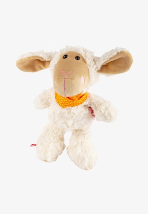 Plüschspielzeug-Schaf mit beige-grauem Gesicht, pink gestickter Nase, schwarzen Augen, weißem lockigem Fell, großen schlaffen Ohren und einem orangefarbenen Halstuch mit Punkten.