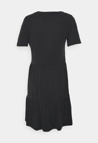 Vestido preto feito de um tecido suave, com mangas curtas, decote arredondado e uma parte inferior em camadas e rodada, com textura franzida.