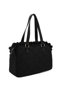 Borsa a spalla nera trapuntata con bordo arricciato, doppi manici robusti, dettagli in metallo argentato e una tasca laterale per ulteriore spazio di archiviazione.