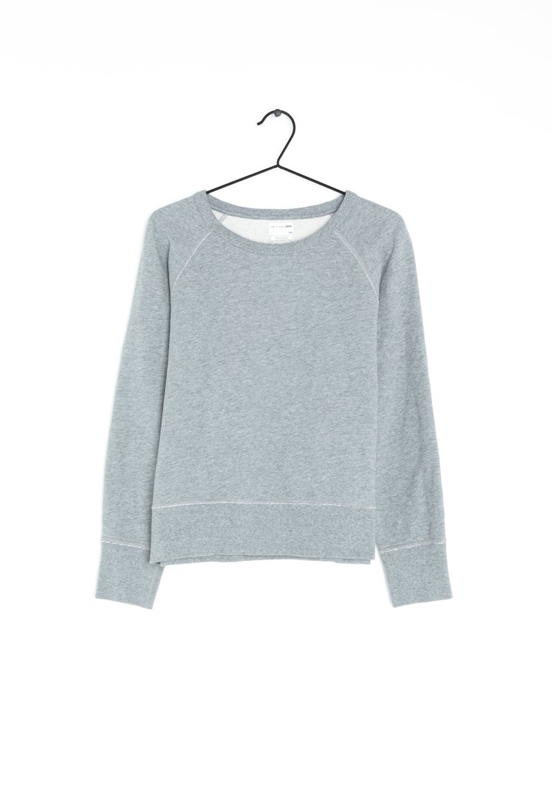 Sweat-shirt gris clair à manches longues et col rond sur un cintre noir sur fond blanc.