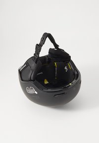 Čierna prilba s hladkým povrchom, vypolstrovaným interiérom, nastaviteľným bradovým pásom a žltými akcentmi. Obsahuje ventilačné otvory a detaily loga.