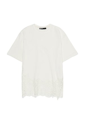 Biele tričko s krátkym rukávom, okrúhlym výstrihom a krajkovým detailom pozdĺž spodného lemu, zobrazené na čistom bielom pozadí.