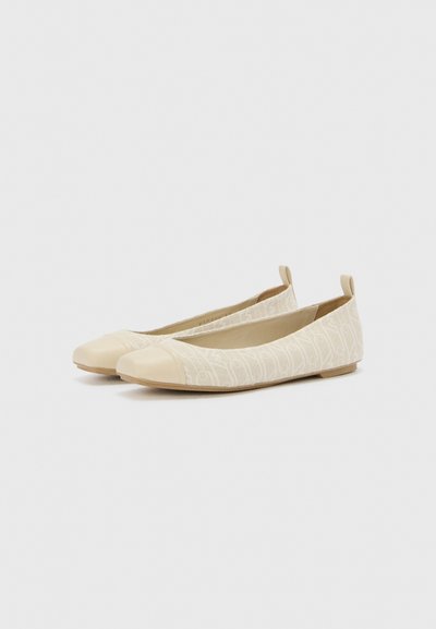 Ballerine beige con tomaia in tessuto a fantasia e punta liscia a contrasto. Presentano un design minimalista e una suola piatta.