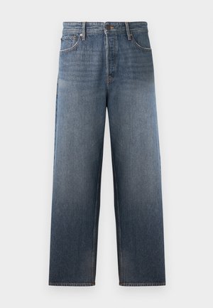 Jeans en denim bleu moyen avec une coupe droite, comportant cinq poches, une fermeture par bouton et zip, et des effets de décoloration subtils.