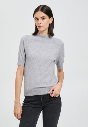 Grå sweater med korte ærmer, høj hals, ribbet kant og raglanærmer; glat tekstur og tætsiddende design.